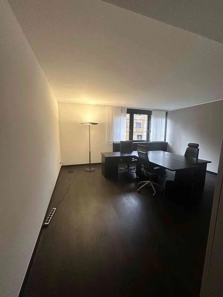 LUGANO – LUMINOSO UFFICIO ARREDATO IN ZONA LAC / CENTRO
