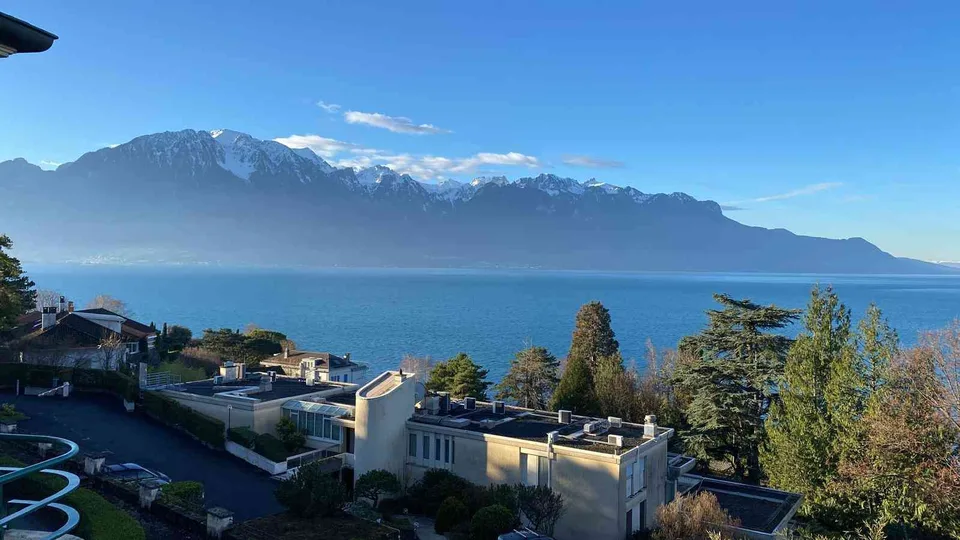 Appartement avec hauts plafonds et cheminée
