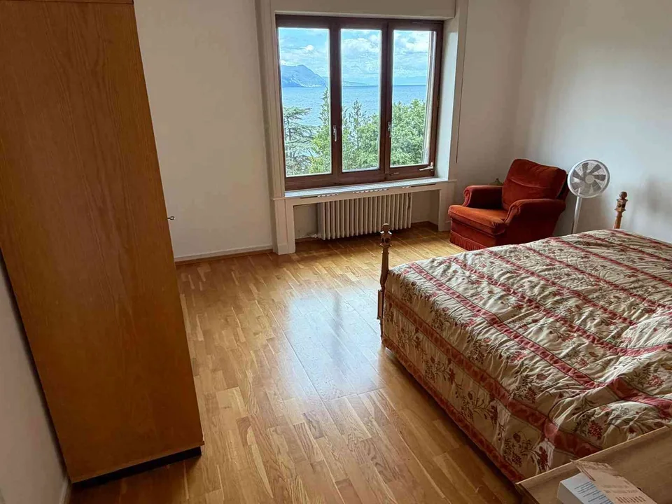 Appartement avec hauts plafonds et cheminée