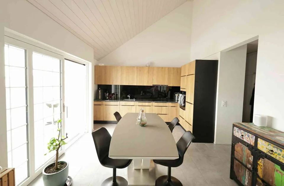 Großzügiges Loft-Feeling im obersten Stockwerk mit hoher Decke und Bal
