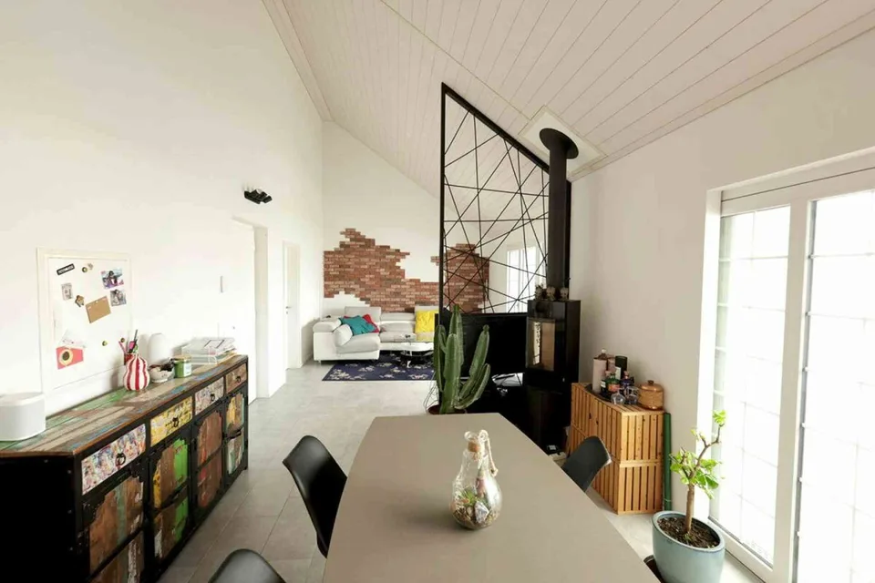 Großzügiges Loft-Feeling im obersten Stockwerk mit hoher Decke und Bal