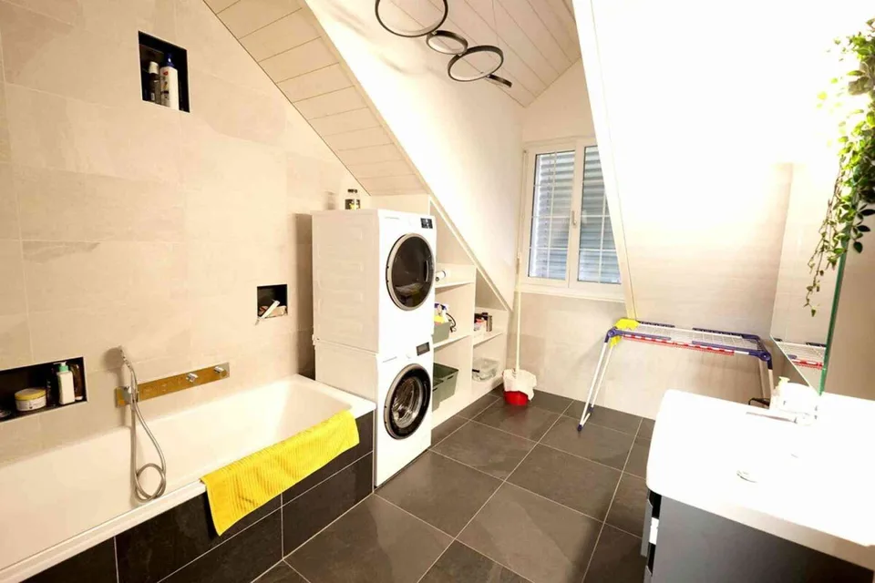 Großzügiges Loft-Feeling im obersten Stockwerk mit hoher Decke und Bal