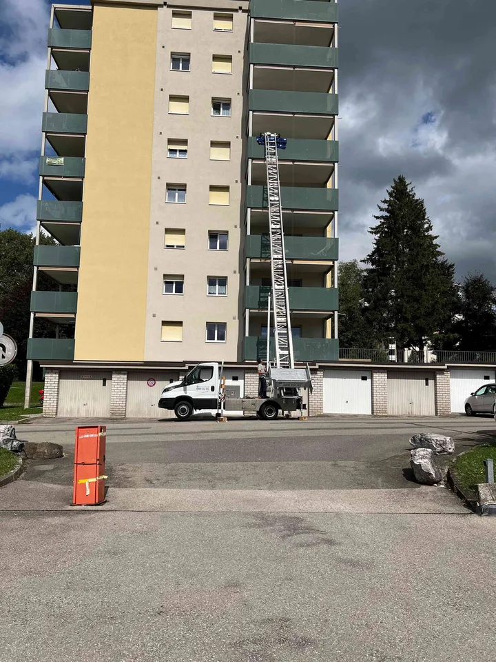 Helle 2.5 Zimmer Wohnung mit grossem Balkon und schöner Aussicht.