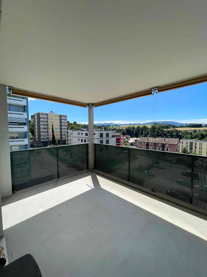 Helle 2.5 Zimmer Wohnung mit grossem Balkon und schöner Aussicht.