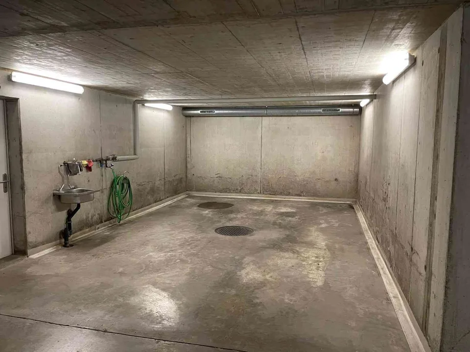 Grosse Parkplatz in Tiefgarage zu vermieten