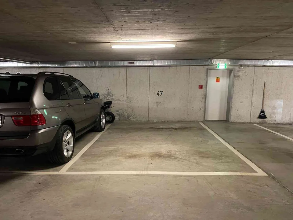 Grosse Parkplatz in Tiefgarage zu vermieten