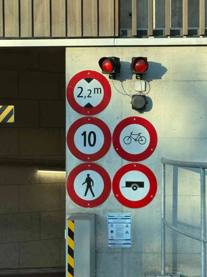 Grosse Parkplatz in Tiefgarage