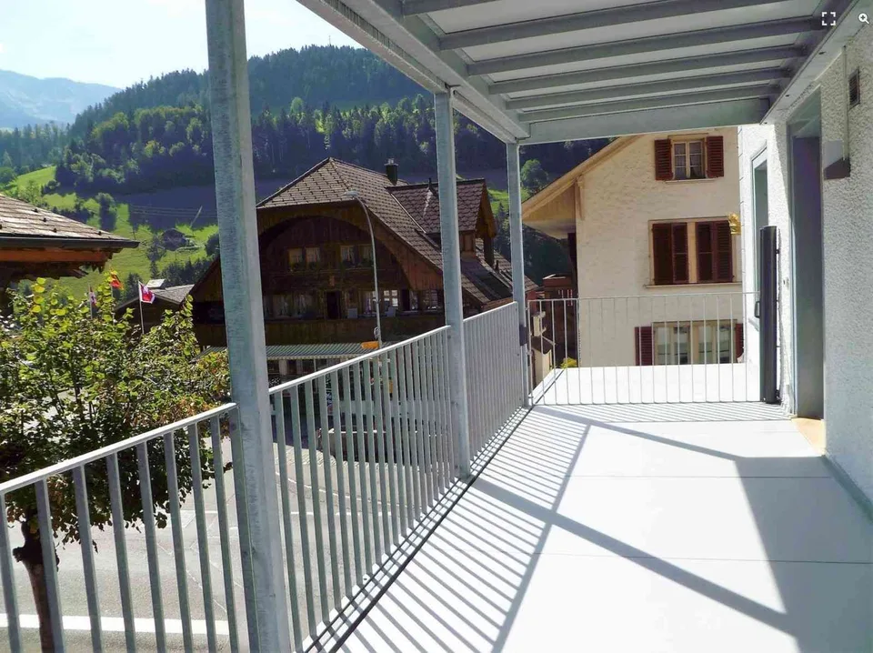 Geräumige 5.5-Zimmer-Wohnung mit Balkon, Parkplatz und schöner Aussich