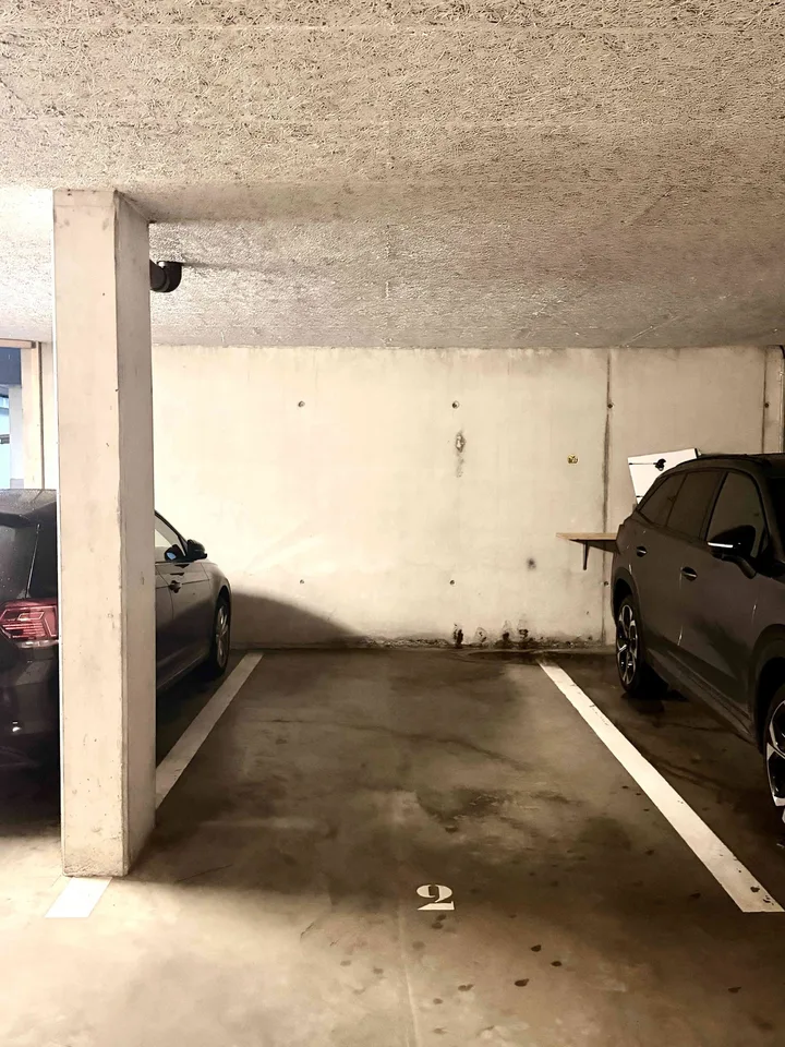 Parkplatz in offener Einstellhalle