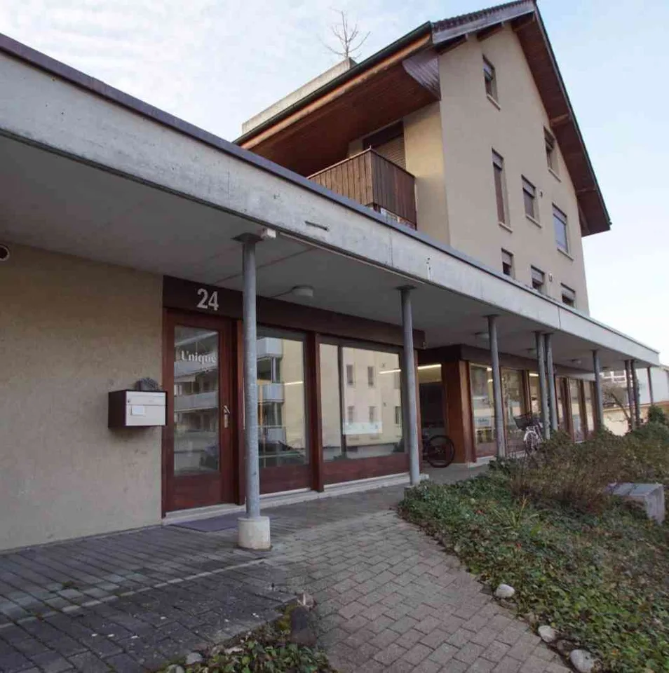 Modernes Geschäftslokal in Heimberg zu vermieten – 74 m²