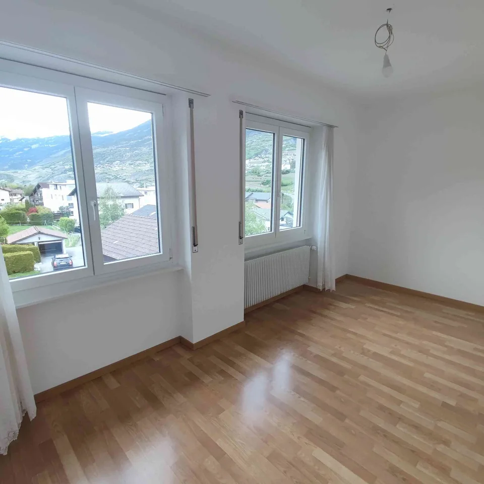 Attraktive 4.5-Zimmer-Wohnung mit Berg-Panorama in Susten