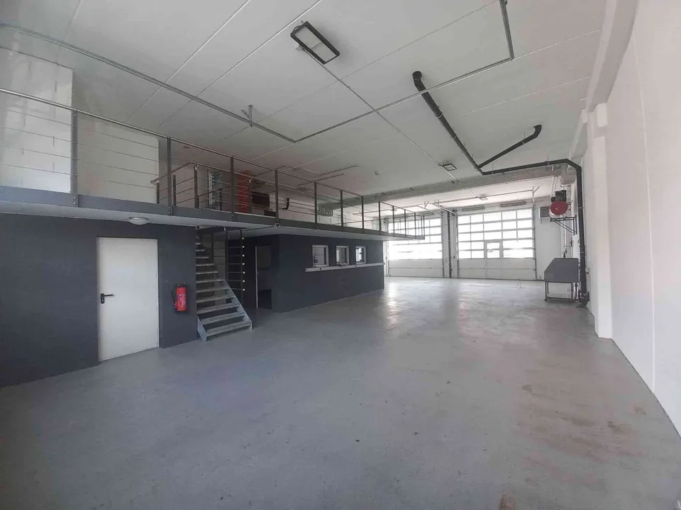 Halle mit 260m2 zu vermieten mit 5 aussen Parkplätze