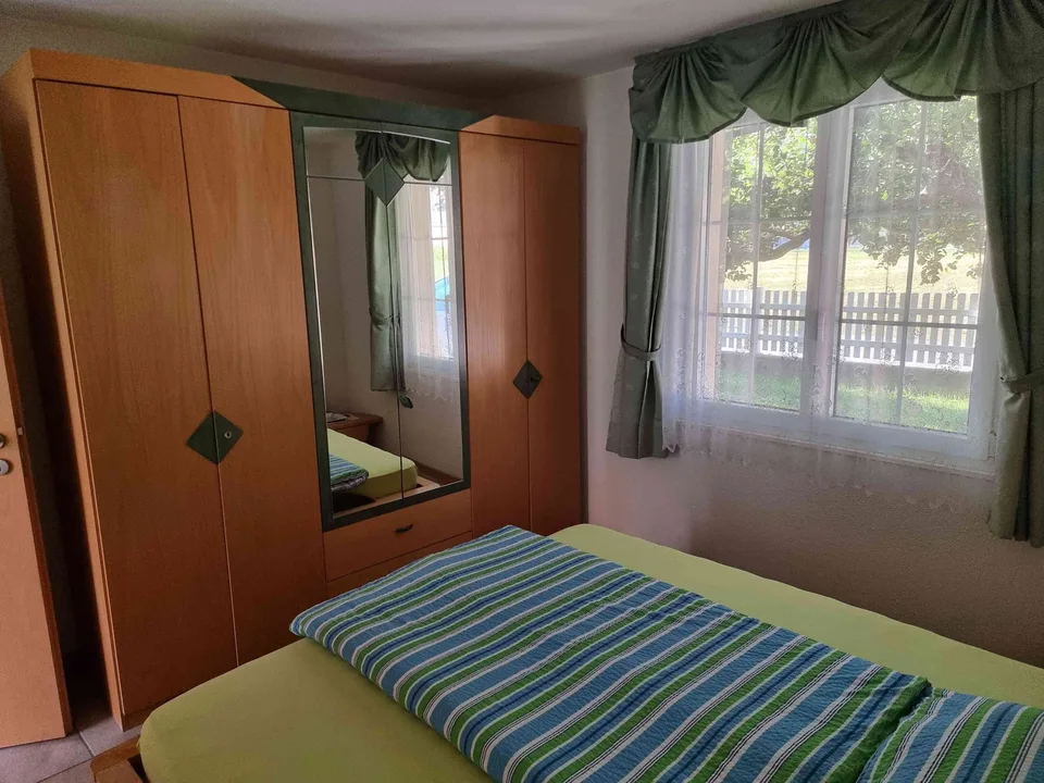 Möbiliertes Zimmer in EFH im zentralen Raron im Kanton Wallis