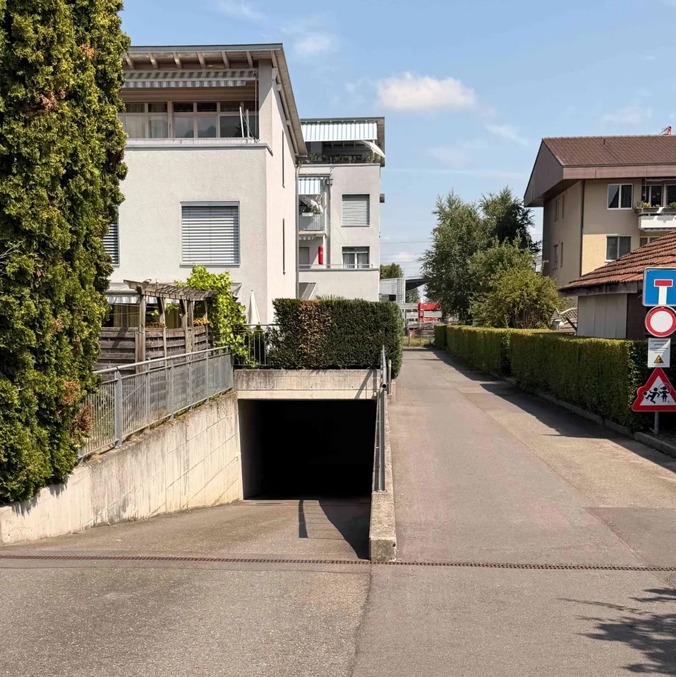 Einstellhallenplatz in Uetendorf – nur 5 Gehminuten vom Bahnhof