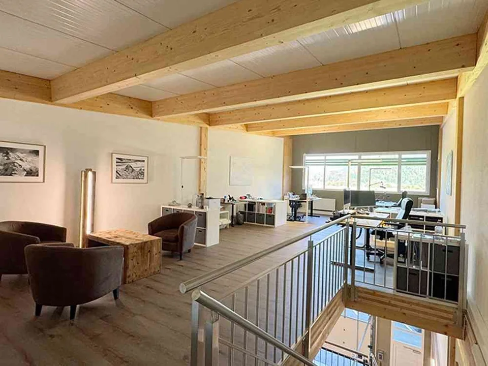 BÜROPLATZ IM GEMEINSCHAFTSBÜRO ZU VERMIETEN