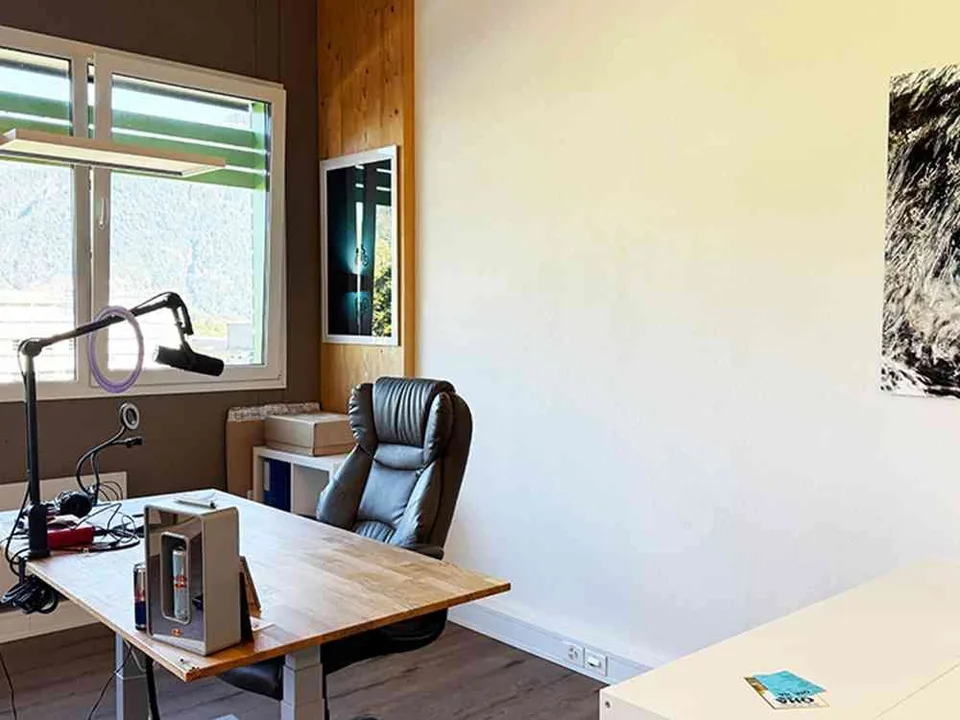 BÜROPLATZ IM GEMEINSCHAFTSBÜRO ZU VERMIETEN