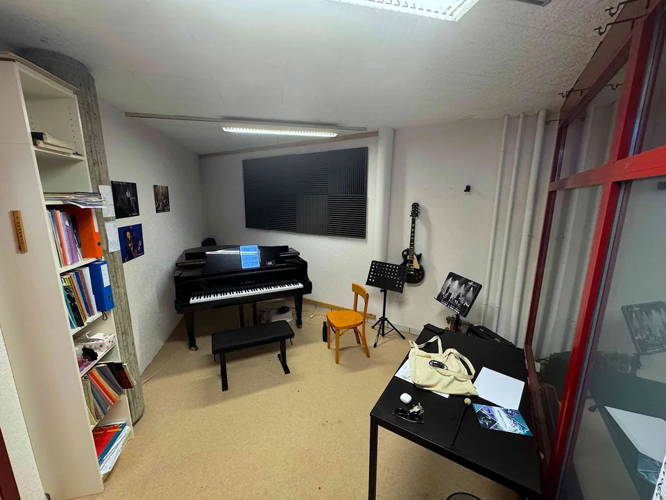 À remettre : locaux commerciaux / bureaux / atelier / surface