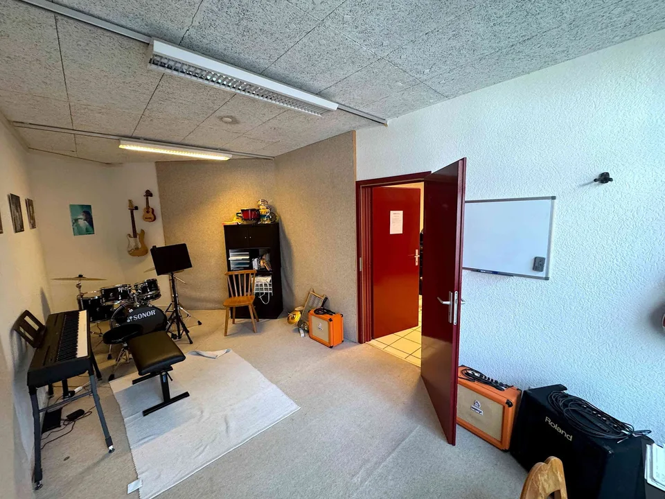 À remettre : locaux commerciaux / bureaux / atelier / surface