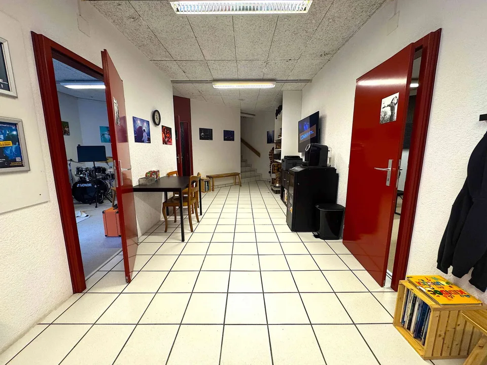 À remettre : locaux commerciaux / bureaux / atelier / surface