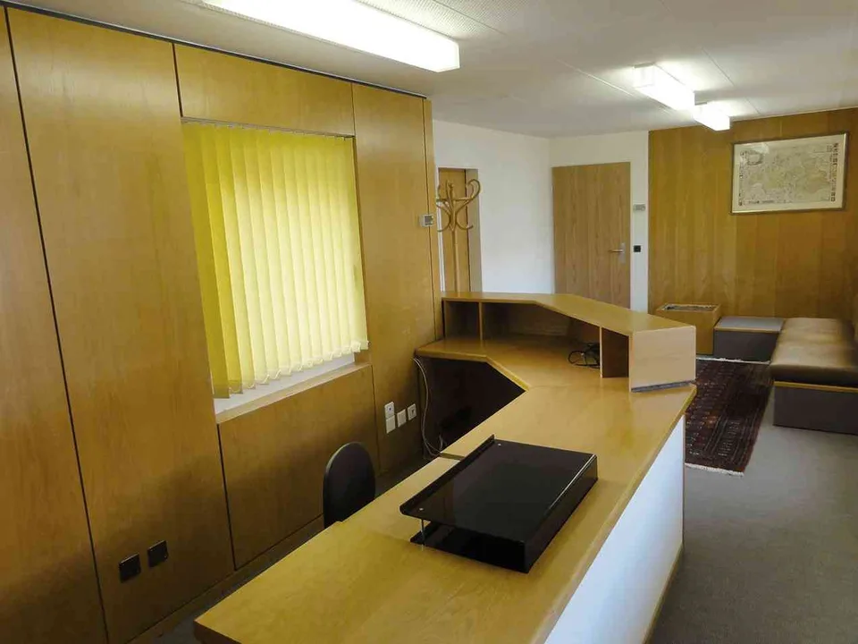Helles Büro, möbliert inkl. Parkplatz im Stadtzentrum von Brig