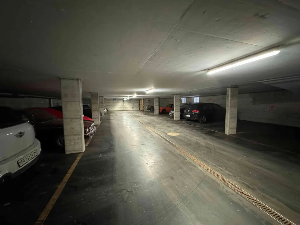 Place de parking dans garage sécurisé