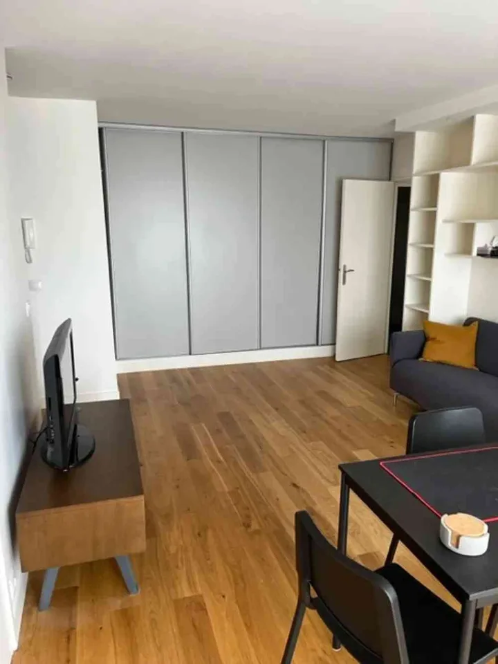 Appartement meublé de 2 pièces avec balcon et place de parking