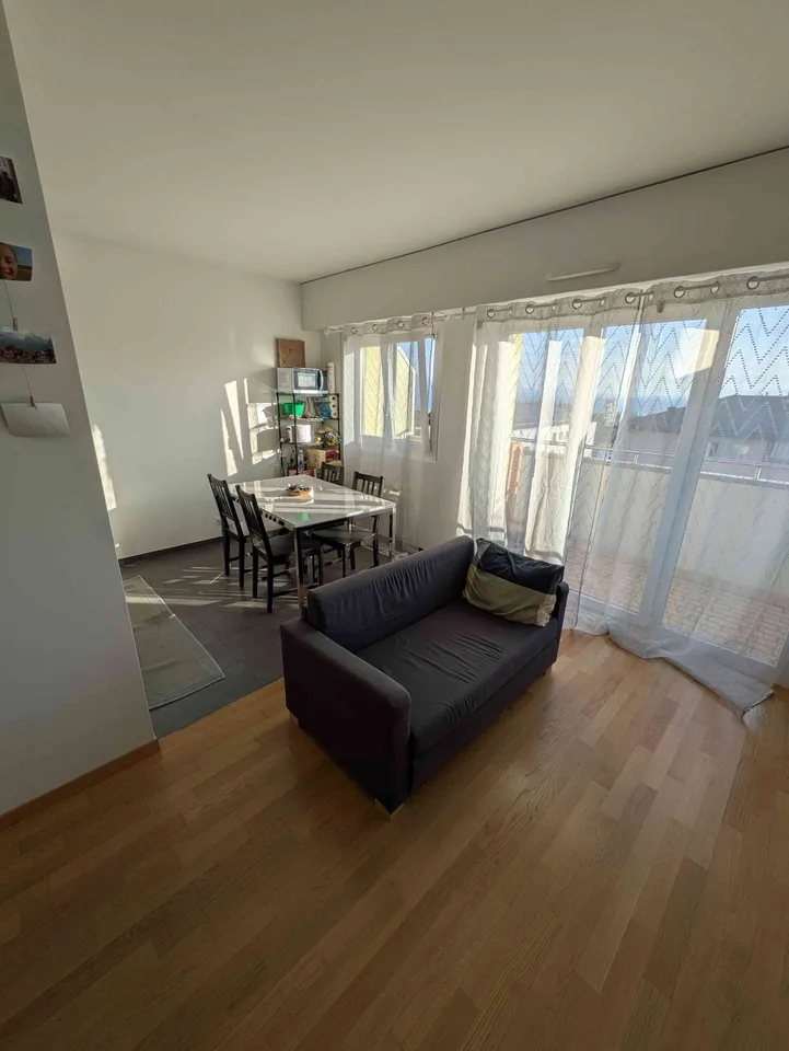Appartement moderne de 2 pièces (43 m²) rénové, au dernier étage avec