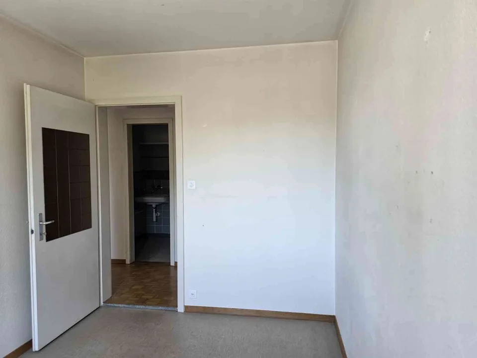 Un bel appartement de 3.5 pièces et 74m2 completement rénové.