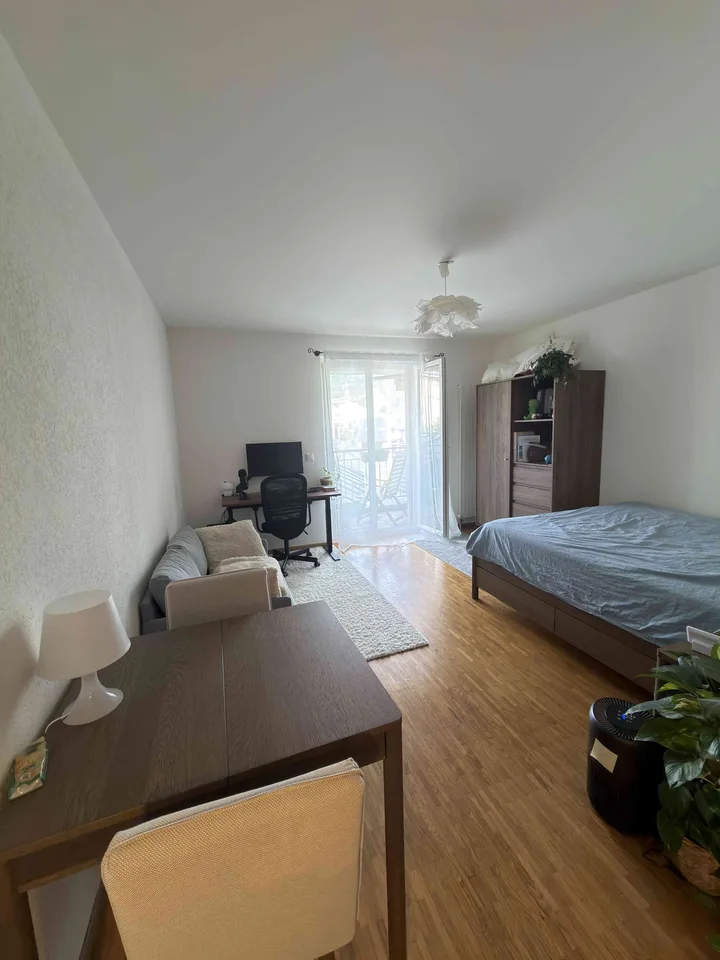 Studio lumineux avec balcon et parking, en face de la gare NStCM