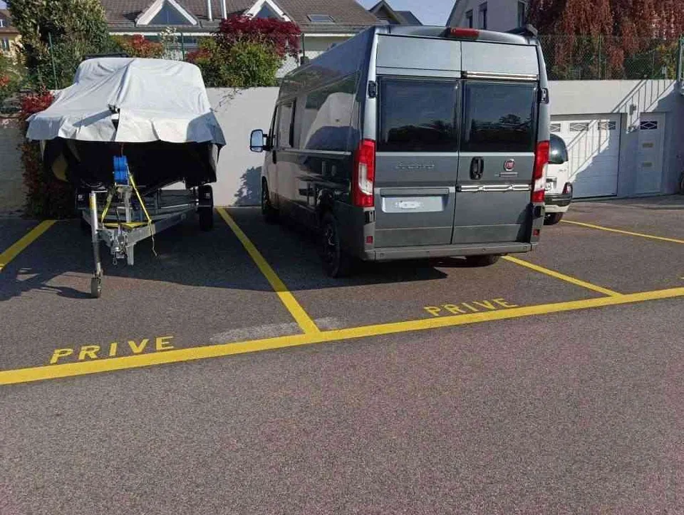 Grandes places de parking