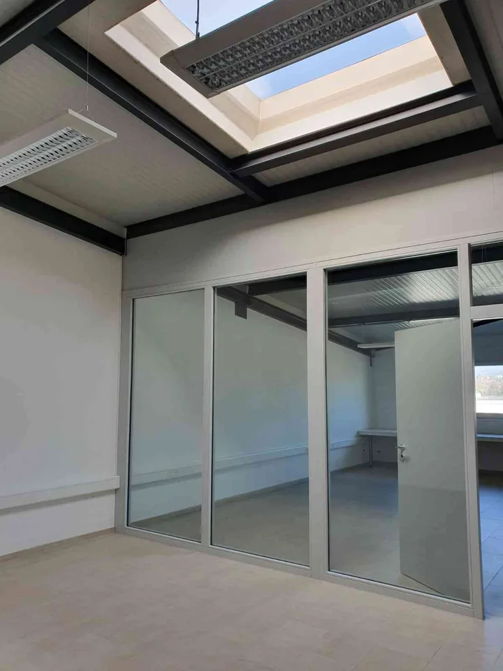 Local Commercial de 67 m2 Lumineux avec 2 places de parc extérieur