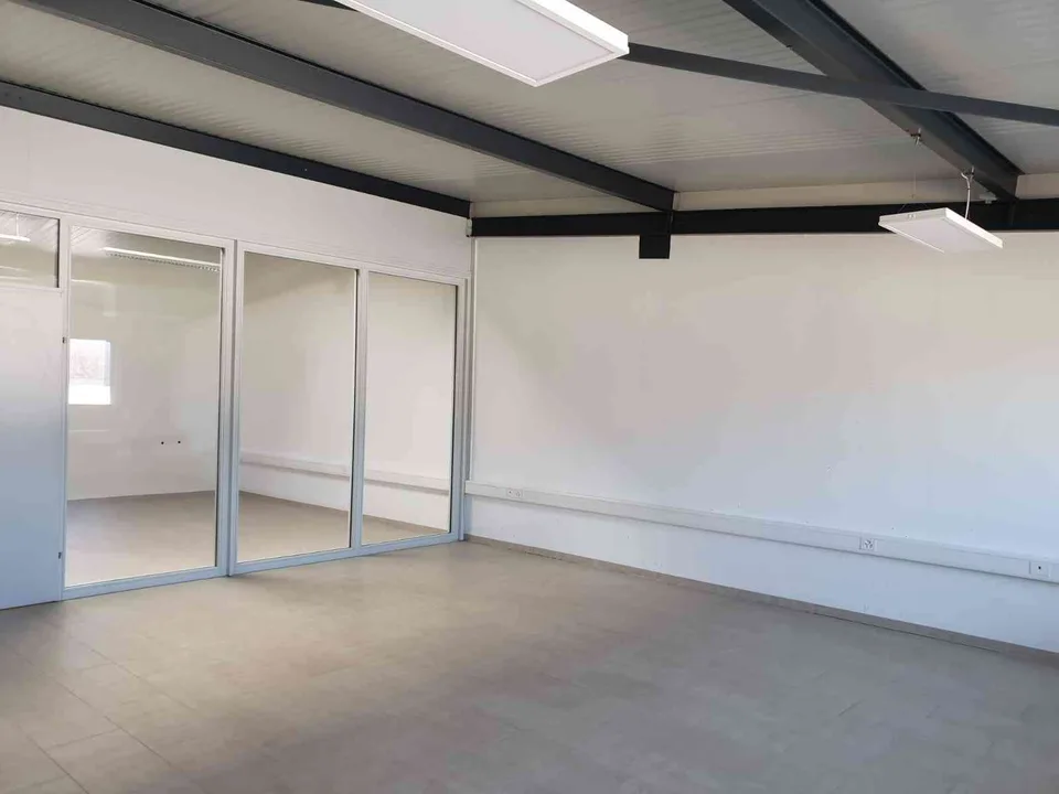 Local Commercial de 67 m2 Lumineux avec 2 places de parc extérieur