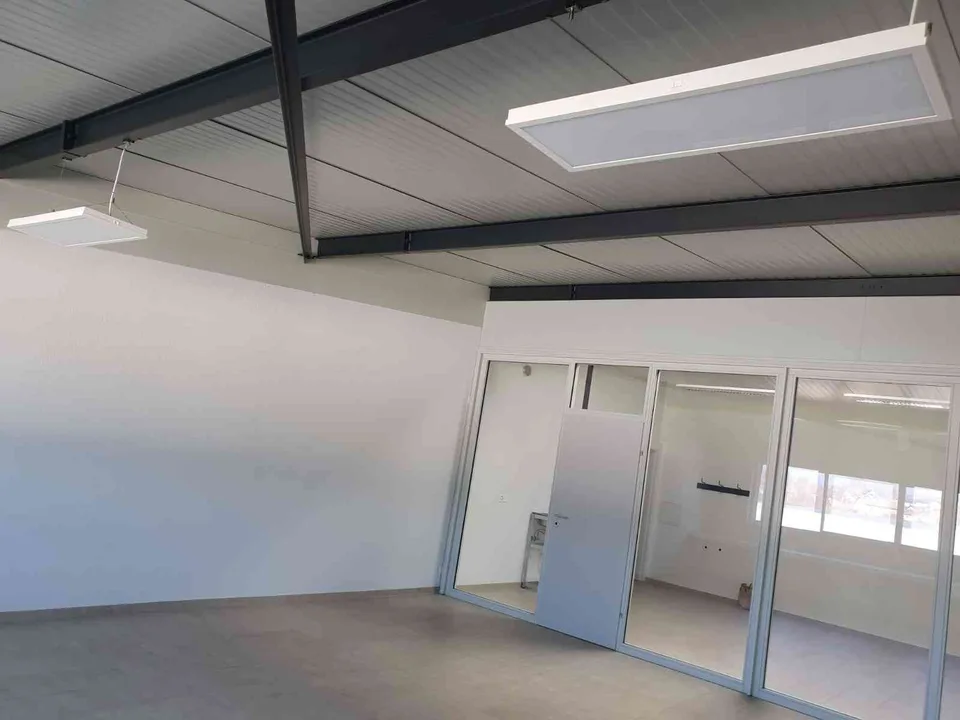 Local Commercial de 67 m2 Lumineux avec 2 places de parc extérieur