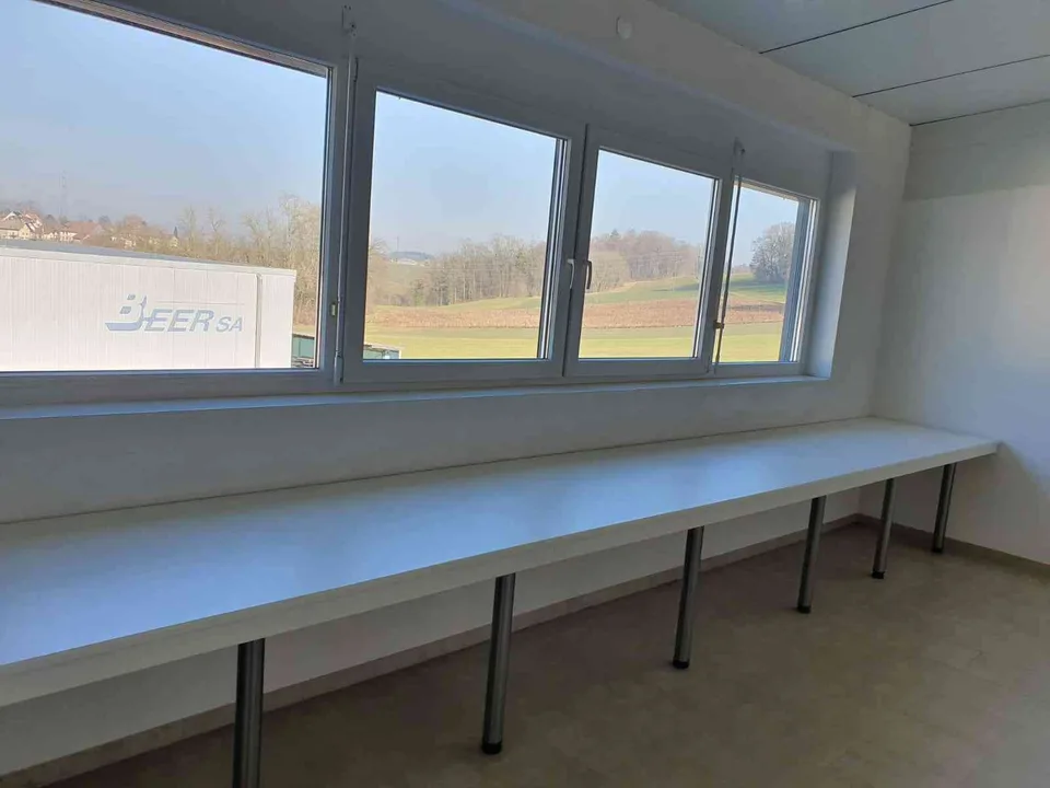 Local Commercial de 67 m2 Lumineux avec 2 places de parc extérieur