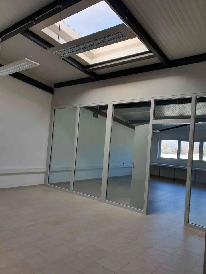Local Commercial de 67 m2 Lumineux avec 2 places de parc extérieur