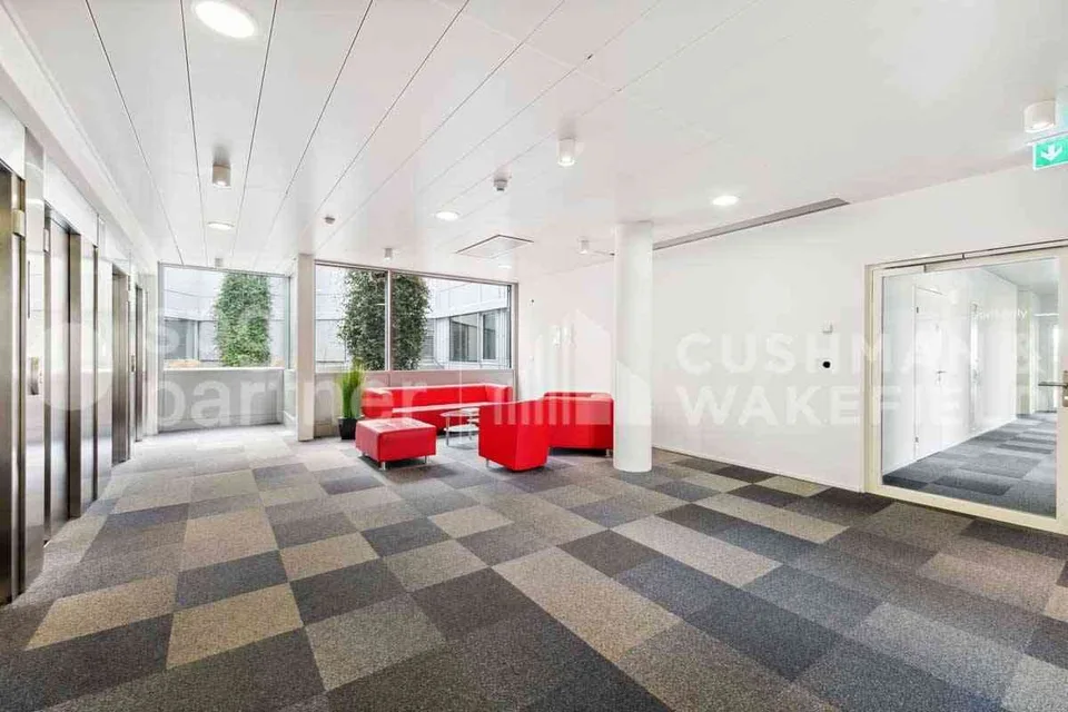 Surface de bureau de 1'800 m², divisibles dès 200 m² au 1er étage