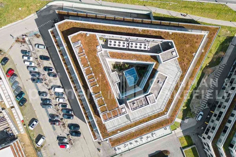 Surface de bureau de 1'800 m², divisibles dès 200 m² au 1er étage