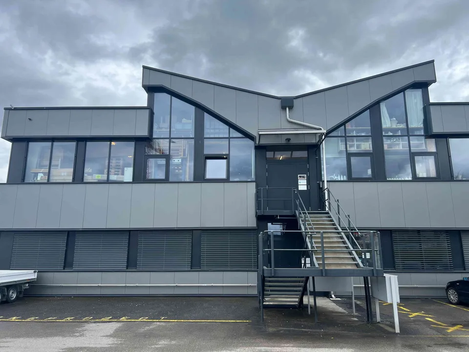 Atelier-Dépôt de 160m2 + mezzanine 54m2 + 5 places de parking