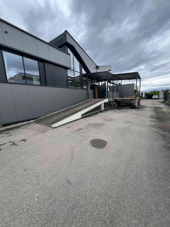 Atelier-Dépôt de 160m2 + mezzanine 54m2 + 5 places de parking