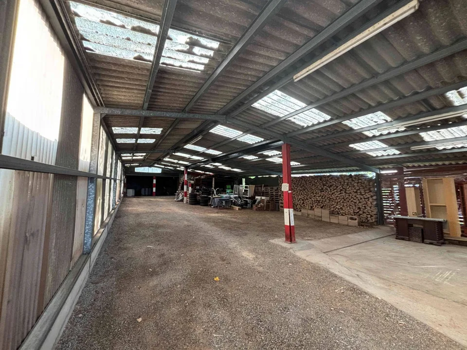Place de parc couverte dans un hangars à Aubonne