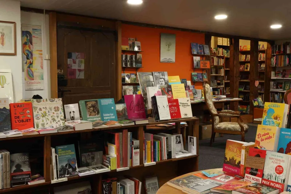 Local commercial ! Actuellement une librairie, mais demain ?!