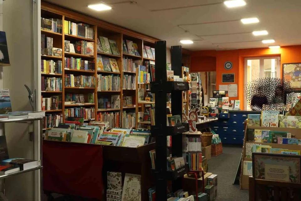 Local commercial ! Actuellement une librairie, mais demain ?!