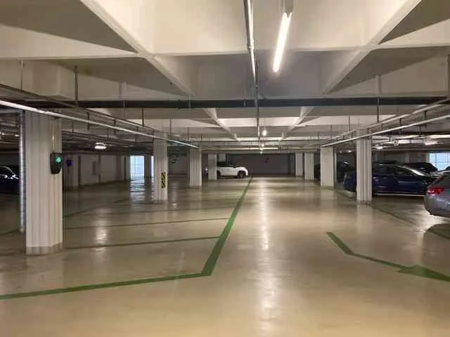 Places de parc intérieures à 2 pas du métro M1 Provence