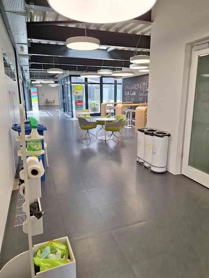 Local commercial spacieux et lumineux avec showroom