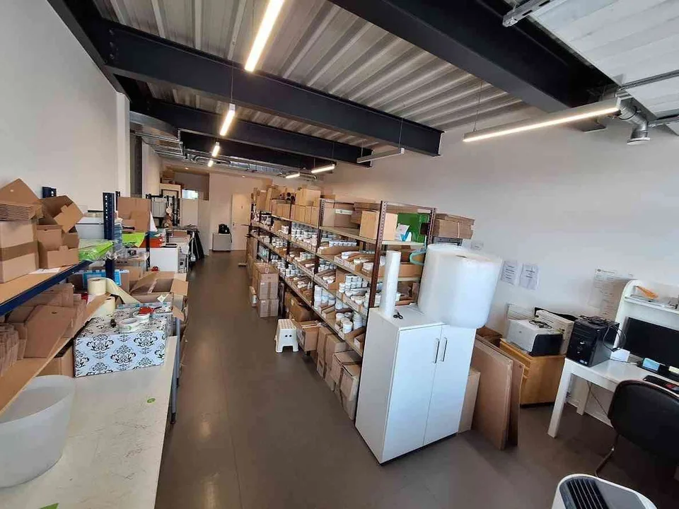 Local commercial spacieux et lumineux avec showroom