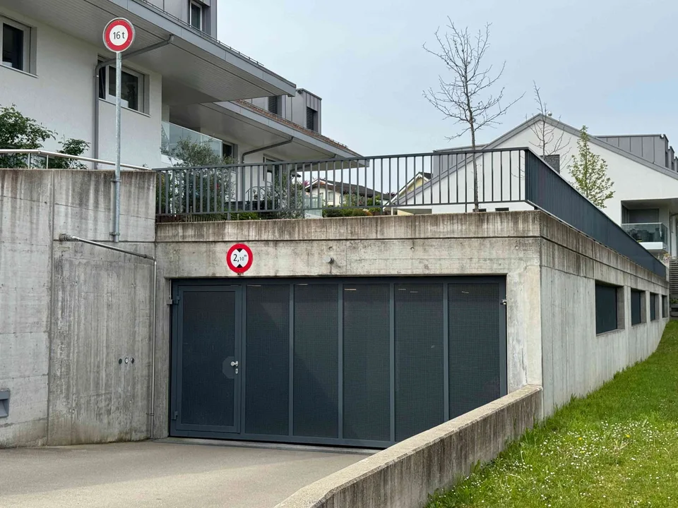 Place de parc intérieure spacieuse