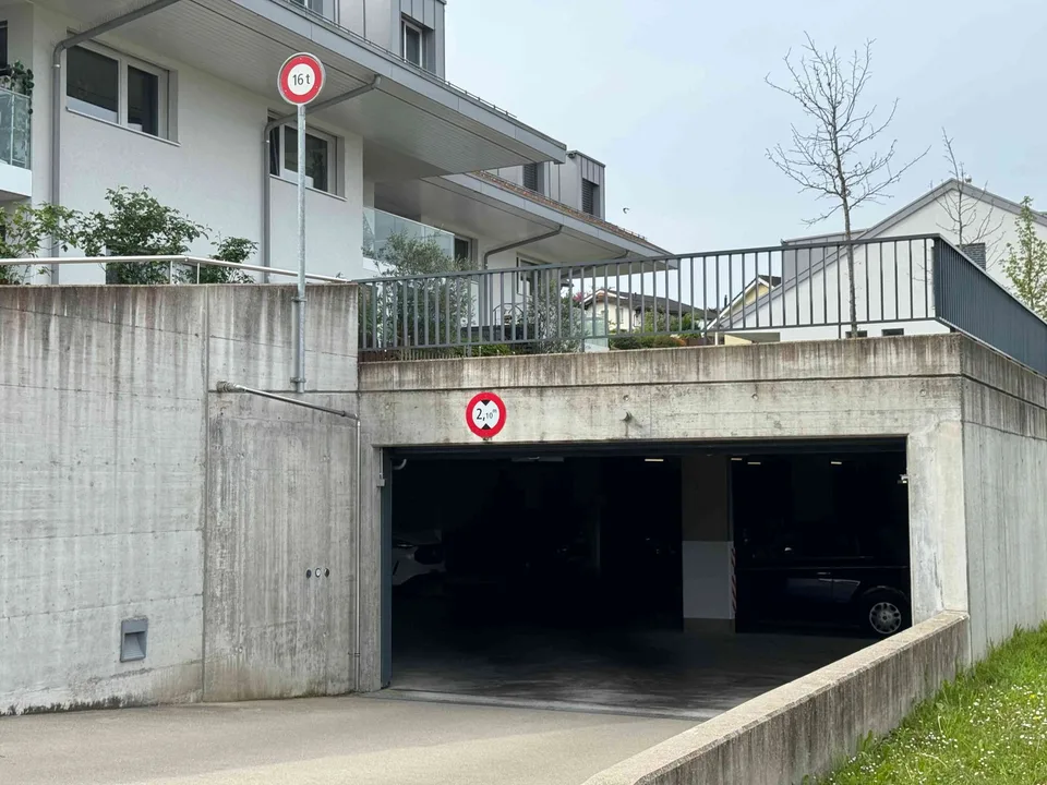 Place de parc intérieure spacieuse