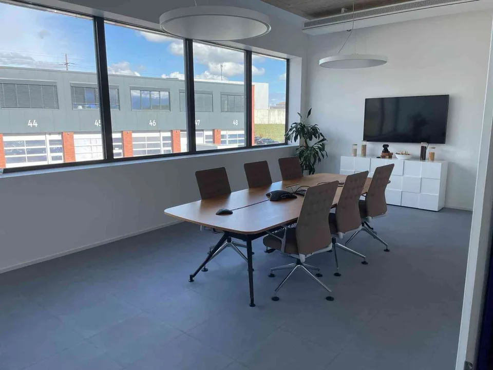 Equipped Workspace&Lab Sublet with Parking and Gym