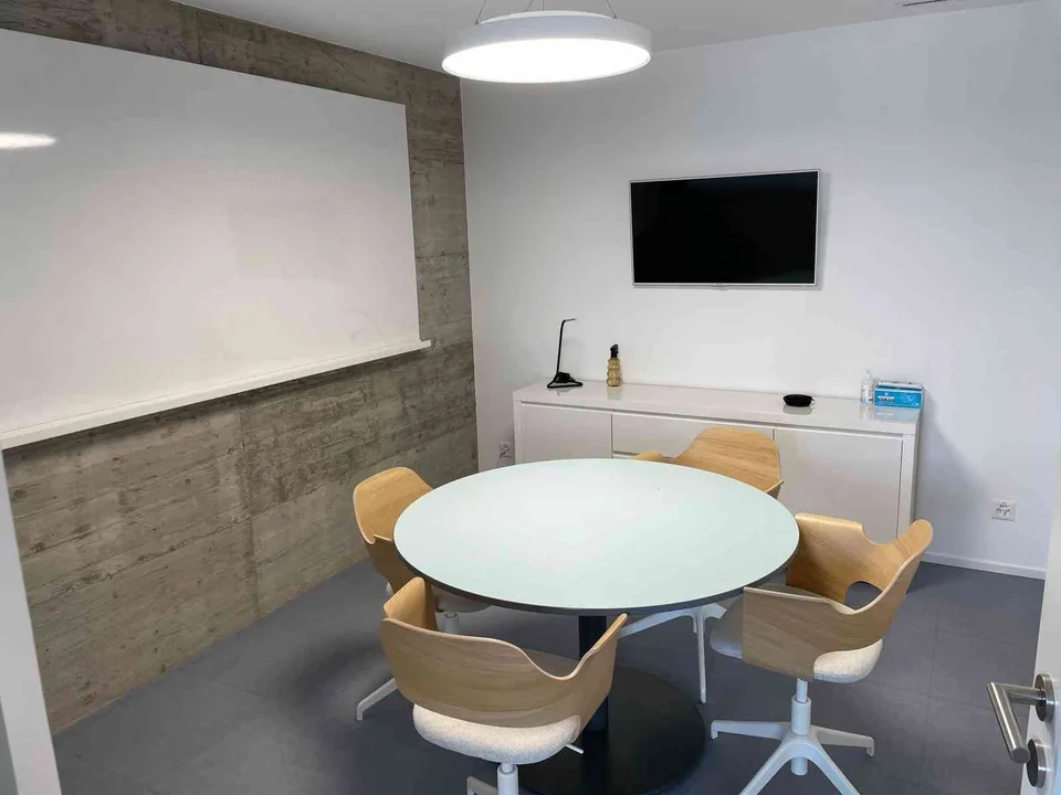 Equipped Workspace&Lab Sublet with Parking and Gym