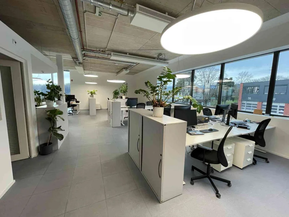 Equipped Workspace&Lab Sublet with Parking and Gym